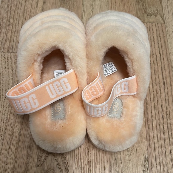 ♻️DONATED DEC. 2023♻️ 
NEW Ugg Fluff Yeah Slides in baby peach size 7 - Picture 3 of 12